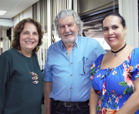 Reitora Márcia Abrahão, o artista plástico cubano José Villa Soberón e a conselheira da embaixada de Cuba Idalmis Brooks. Foto: Beto Monteiro/Ascom UnB. 11/04/2023